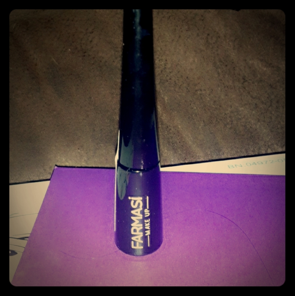 Liquid eye liner